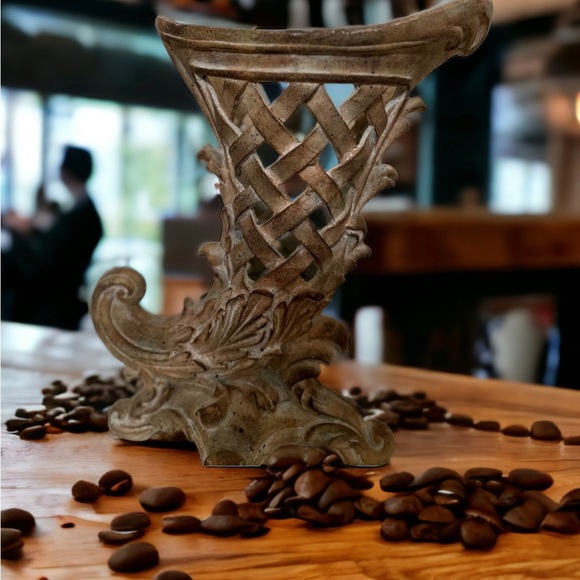 Beatiful Cornucopia Basket Weave Vase - Picture 15 of 15